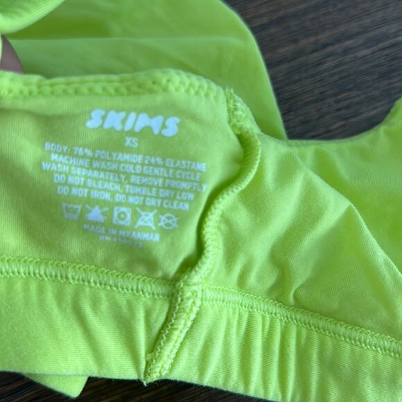 Skims Bright Neon Green Pull On Style Adjustable Strap Bralette Bra XS - Picture 3 of 3